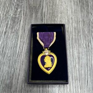 Original WW2 US Purple‎ Heart Medal Lapel Pin Badge Engraved Military
